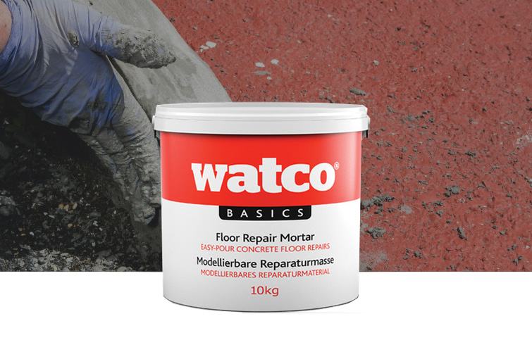 Im Bild: Watco Basics Modellierbare Reparaturmasse im Hintergrund wird die Reparaturmasse angewendet