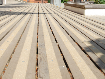 Im Bild sind die GfK Terrassen Streifen auf einer Holzbeplankung befestigt